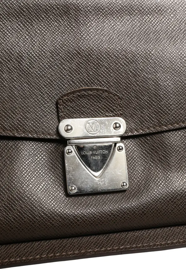Louis Vuitton  Belaia Clutch Taiga Leather thumbnail 2